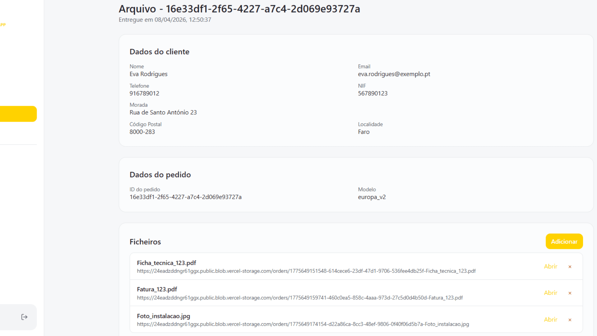 Detalhe de uma encomenda na plataforma de gestão Goldstar, com arquivo digital e histórico completo visíveis.